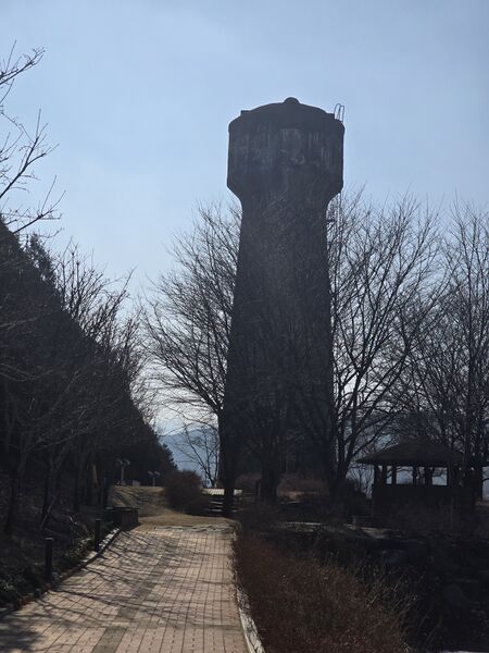 파일:Hwabon-station-water-supply-tower-feb-2026.jpg